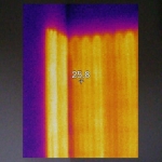 1. kép: a falfűtés csövektől 10 cm-re már közel 10 fokkal alacsonyabb a fal hőmérséklete