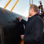 Vlagyimir Putyin orosz elnök ráírja nevét egy gázcsőre az Oroszországot Kínával összekötő új, orosz-kínai gázvezeték, a Szibéria Ereje építésének megkezdésén (MTI/AP/Elnöki sajtószolgálat/RIA Novosztyi/Alekszej Nyikolszkij)