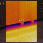 Jól látható, hogy a konyhaszekrény alatt illetve előtt 10 cm-en belül 10 fok a hőmérséklet különbség 